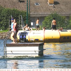 Ebenso das Wassertrampolin, das immer wieder für strahlende Gesichter sorgt.