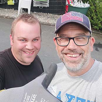 Dennis Schneider und seine fleißigen Helfer am Eiserfelder Naturfreibad Weiher